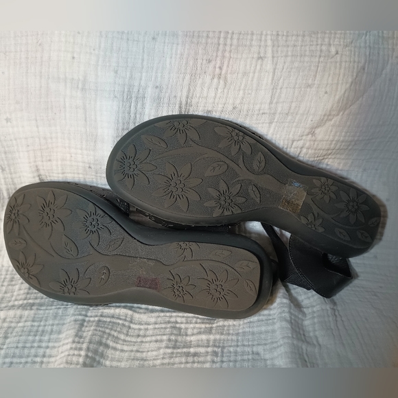 Woman's 11W fawn cloudwalkers sandals in great shape. Soles look brand new. - Picture 6 of 9